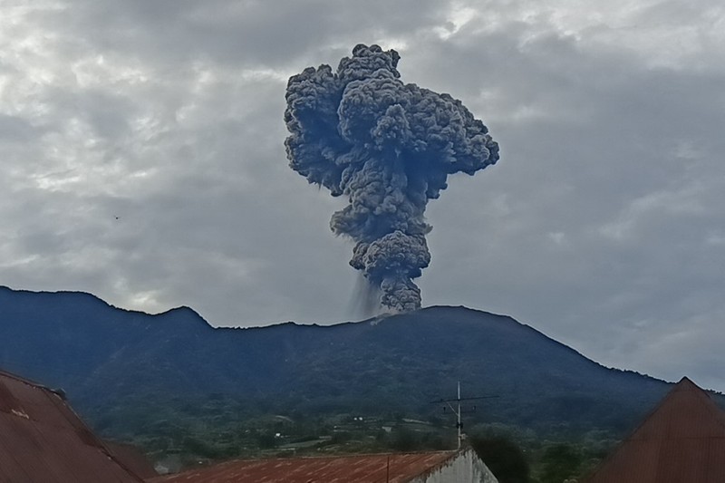 Erupsi gunung Marapi, Kamis (3/4/2025). (Metrison / AFP)