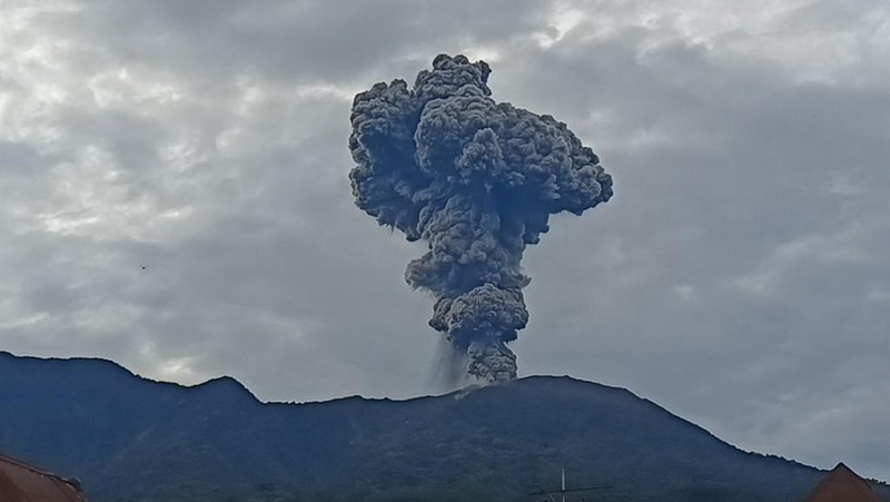 Erupsi gunung Marapi, Kamis (3/4/2025). (Metrison / AFP)