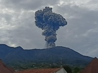 Detik-Detik Gunung Marapi di Sumbar Erupsi, Muntahkan Abu Vulkanik