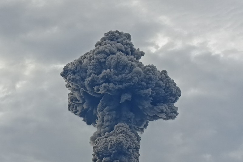 Erupsi gunung Marapi, Kamis (3/4/2025). (Metrison / AFP) Erupsi gunung Marapi, Kamis (3/4/2025). (Metrison / AFP)