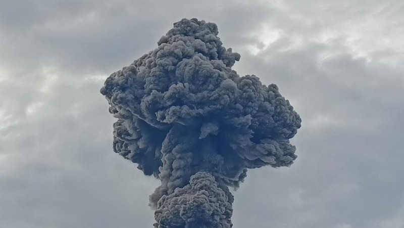 Erupsi gunung Marapi, Kamis (3/4/2025). (Metrison / AFP)