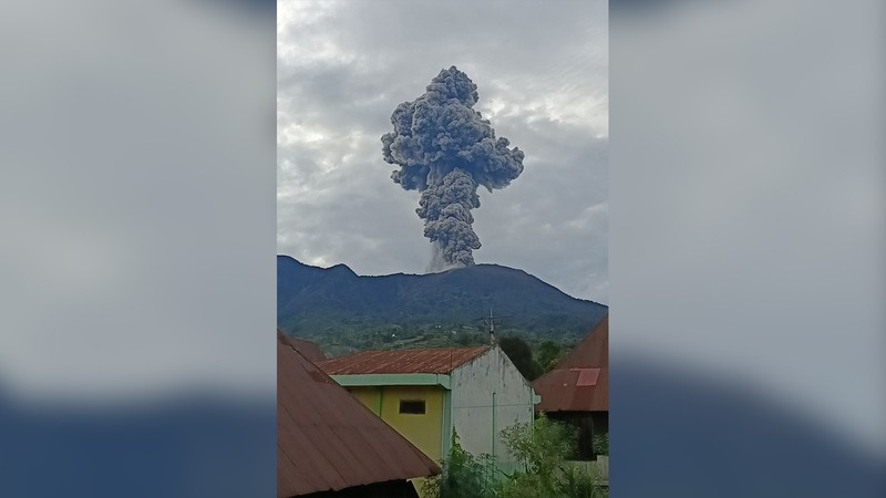 Erupsi gunung Marapi, Kamis (3/4/2025). (Metrison / AFP) Erupsi gunung Marapi, Kamis (3/4/2025). (Metrison / AFP)