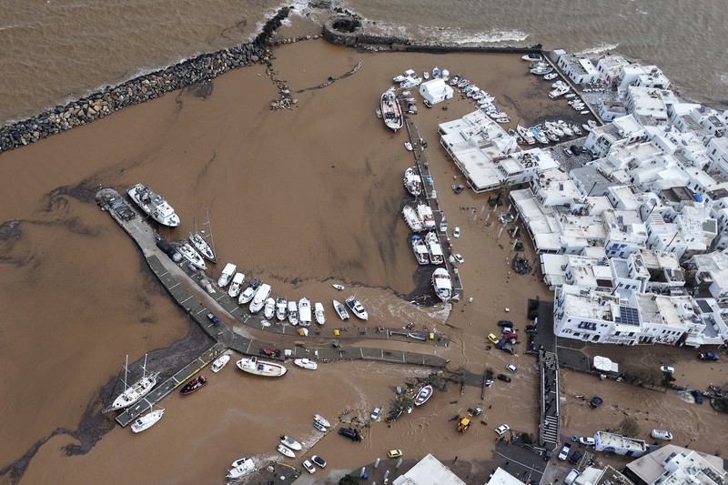 Foto udara yang diambil oleh drone menunjukkan pelabuhan Naoussa, setelah badai dahsyat yang memicu banjir besar di pulau Paros di Laut Aegea, Yunani, Senin, 31 Maret 2025. Foto udara yang diambil oleh drone menunjukkan pelabuhan Naoussa, setelah badai dahsyat yang memicu banjir besar di pulau Paros di Laut Aegea, Yunani, Senin, 31 Maret 2025. (AP Photo/Stathis Roussos)