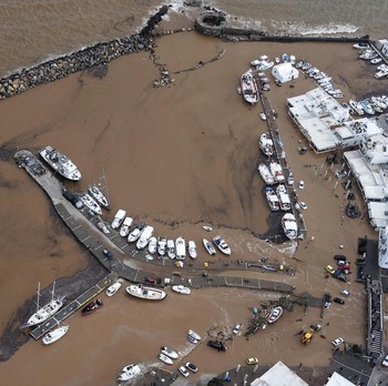 Potret Banjir Dahsyat Terjang Negeri Dewa-Dewi, Mobil-mobil Terseret