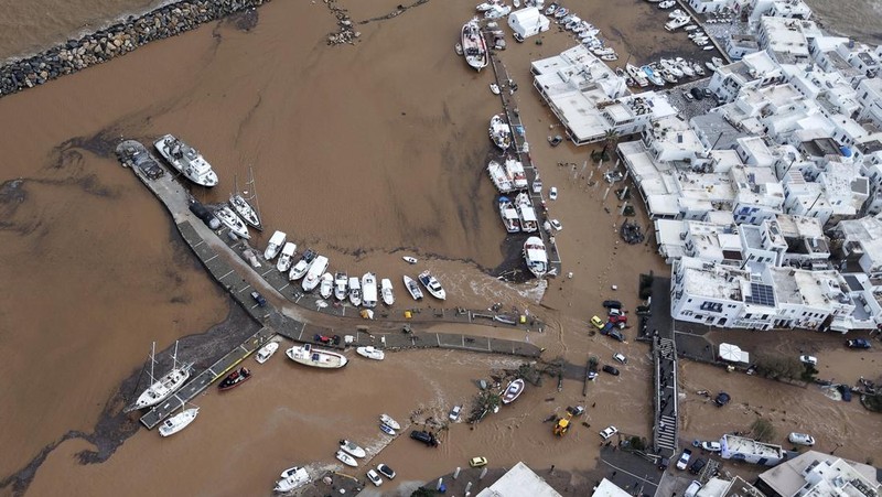 Foto udara yang diambil oleh drone menunjukkan pelabuhan Naoussa, setelah badai dahsyat yang memicu banjir besar di pulau Paros di Laut Aegea, Yunani, Senin, 31 Maret 2025. (AP Photo/Stathis Roussos)