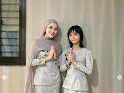 5 Foto Artis Pakai Baju Lebaran Melayu, Ayu Ting Ting Sarimbit dengan Anak 5 Foto Artis Pakai Baju Lebaran Melayu, Ayu Ting Ting Sarimbit dengan Anak