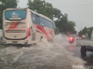 Waspada! Jalan Jogja-Solo di Jambu Kulon Klaten Tergenang Imbas Hujan Deras