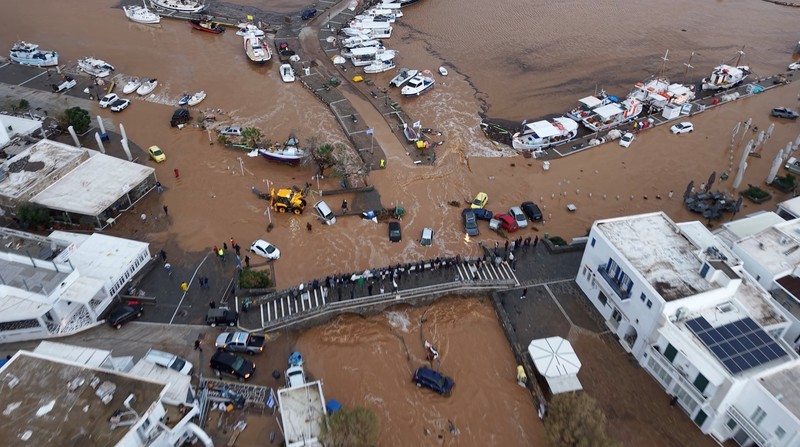 Foto udara yang diambil oleh drone menunjukkan pelabuhan Naoussa, setelah badai dahsyat yang memicu banjir besar di pulau Paros di Laut Aegea, Yunani, Senin, 31 Maret 2025. (AP Photo/Stathis Roussos)