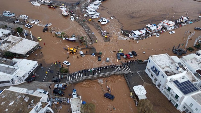 Foto udara yang diambil oleh drone menunjukkan pelabuhan Naoussa, setelah badai dahsyat yang memicu banjir besar di pulau Paros di Laut Aegea, Yunani, Senin, 31 Maret 2025. (AP Photo/Stathis Roussos)