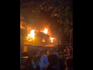 Kebakaran Landa Sebuah Rumah di Pulau Barrang Lompo Makassar, Warga Panik