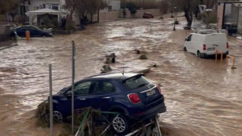 Foto udara yang diambil oleh drone menunjukkan pelabuhan Naoussa, setelah badai dahsyat yang memicu banjir besar di pulau Paros di Laut Aegea, Yunani, Senin, 31 Maret 2025. (AP Photo/Stathis Roussos)