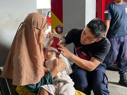 Drama Penyelamatan Balita yang Kepalanya Tersangkut Kaleng Biskuit Drama Penyelamatan Balita yang Kepalanya Tersangkut Kaleng Biskuit