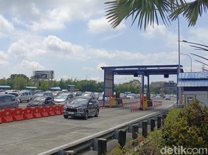 Video: Tol Semarang-Solo Padat, One Way Lokal Diberlakukan dari Km 459 hingga Km 419