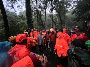Pencarian Korban Longsor di Jalur Pacet-Cangar Dihentikan Sementara