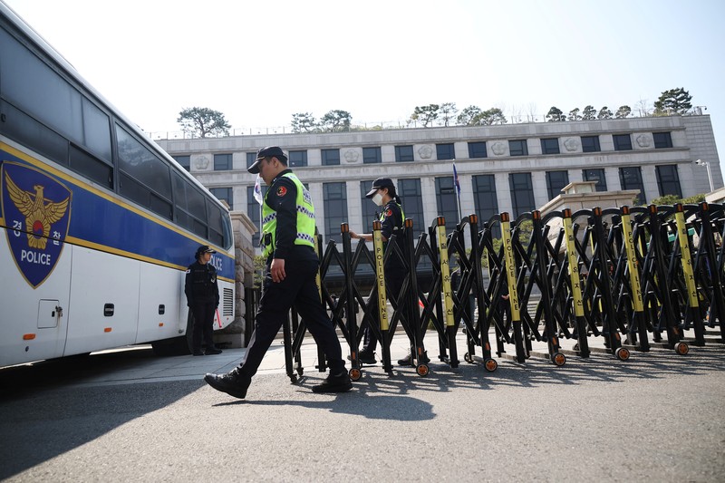 Petugas kepolisian berpatroli serta memasang barikade jelang sidangputusan pemkazulan Yoon Suk Yeol di Mahkamah Konstitusi (MK), Seoul, Korea Selatan, Kamis (3/4/2025). (REUTERS/Kim Hong-Ji) Petugas kepolisian berpatroli serta memasang barikade jelang sidangputusan pemkazulan Yoon Suk Yeol di Mahkamah Konstitusi (MK), Seoul, Korea Selatan, Kamis (3/4/2025). (REUTERS/Kim Hong-Ji)