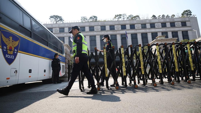 Petugas kepolisian berpatroli serta memasang barikade jelang sidangputusan pemkazulan Yoon Suk Yeol di Mahkamah Konstitusi (MK), Seoul, Korea Selatan, Kamis (3/4/2025). (REUTERS/Kim Hong-Ji)