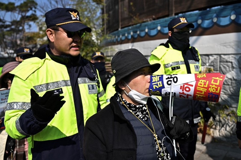 Petugas kepolisian berpatroli serta memasang barikade jelang sidangputusan pemkazulan Yoon Suk Yeol di Mahkamah Konstitusi (MK), Seoul, Korea Selatan, Kamis (3/4/2025). (REUTERS/Kim Hong-Ji) Petugas kepolisian berpatroli serta memasang barikade jelang sidangputusan pemkazulan Yoon Suk Yeol di Mahkamah Konstitusi (MK), Seoul, Korea Selatan, Kamis (3/4/2025). (REUTERS/Kim Hong-Ji)