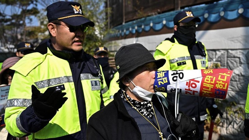 Petugas kepolisian berpatroli serta memasang barikade jelang sidangputusan pemkazulan Yoon Suk Yeol di Mahkamah Konstitusi (MK), Seoul, Korea Selatan, Kamis (3/4/2025). (REUTERS/Kim Hong-Ji)