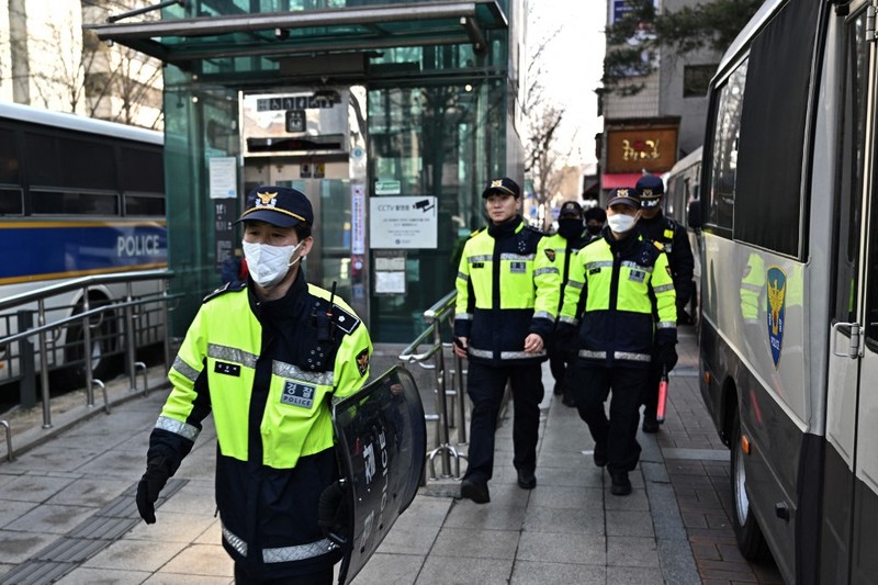Petugas kepolisian berpatroli serta memasang barikade jelang sidangputusan pemkazulan Yoon Suk Yeol di Mahkamah Konstitusi (MK), Seoul, Korea Selatan, Kamis (3/4/2025). (REUTERS/Kim Hong-Ji) Petugas kepolisian berpatroli serta memasang barikade jelang sidangputusan pemkazulan Yoon Suk Yeol di Mahkamah Konstitusi (MK), Seoul, Korea Selatan, Kamis (3/4/2025). (REUTERS/Kim Hong-Ji)
