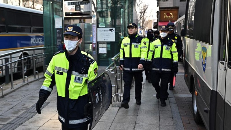 Petugas kepolisian berpatroli serta memasang barikade jelang sidangputusan pemkazulan Yoon Suk Yeol di Mahkamah Konstitusi (MK), Seoul, Korea Selatan, Kamis (3/4/2025). (REUTERS/Kim Hong-Ji)