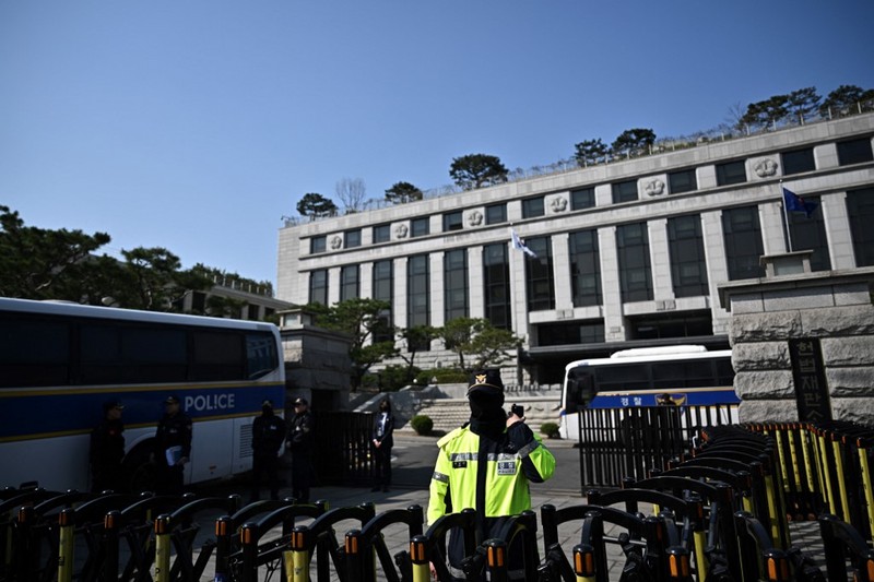 Petugas kepolisian berpatroli serta memasang barikade jelang sidangputusan pemkazulan Yoon Suk Yeol di Mahkamah Konstitusi (MK), Seoul, Korea Selatan, Kamis (3/4/2025). (REUTERS/Kim Hong-Ji) Petugas kepolisian berpatroli serta memasang barikade jelang sidangputusan pemkazulan Yoon Suk Yeol di Mahkamah Konstitusi (MK), Seoul, Korea Selatan, Kamis (3/4/2025). (REUTERS/Kim Hong-Ji)