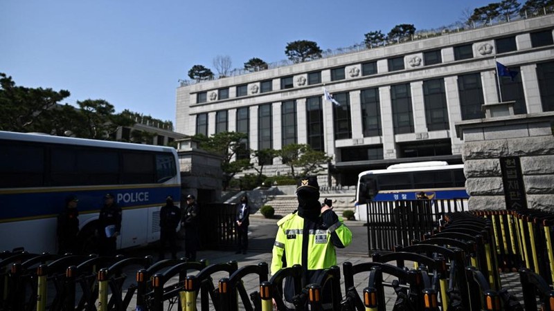 Petugas kepolisian berpatroli serta memasang barikade jelang sidangputusan pemkazulan Yoon Suk Yeol di Mahkamah Konstitusi (MK), Seoul, Korea Selatan, Kamis (3/4/2025). (REUTERS/Kim Hong-Ji)