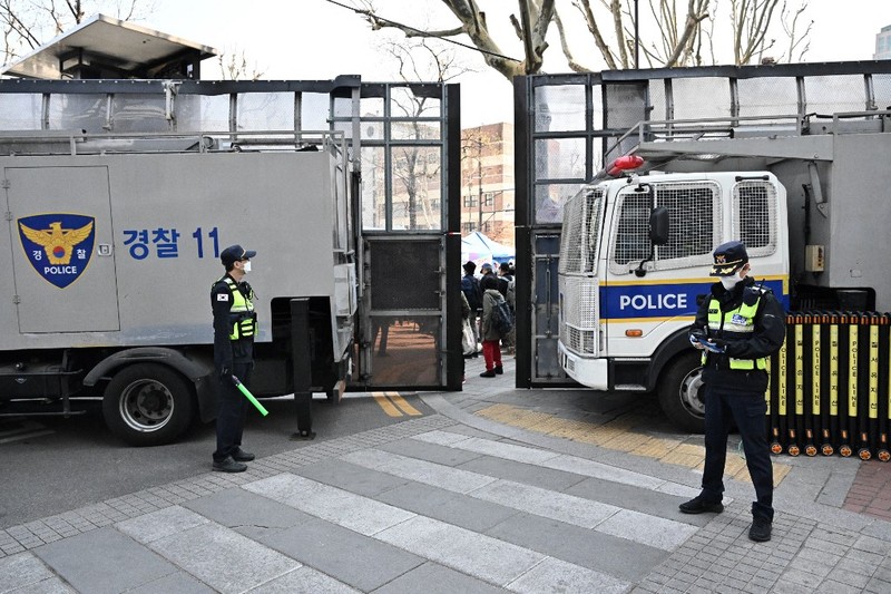 Petugas kepolisian berpatroli serta memasang barikade jelang sidangputusan pemkazulan Yoon Suk Yeol di Mahkamah Konstitusi (MK), Seoul, Korea Selatan, Kamis (3/4/2025). (REUTERS/Kim Hong-Ji) Petugas kepolisian berpatroli serta memasang barikade jelang sidangputusan pemkazulan Yoon Suk Yeol di Mahkamah Konstitusi (MK), Seoul, Korea Selatan, Kamis (3/4/2025). (REUTERS/Kim Hong-Ji)