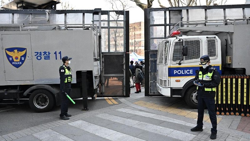 Petugas kepolisian berpatroli serta memasang barikade jelang sidangputusan pemkazulan Yoon Suk Yeol di Mahkamah Konstitusi (MK), Seoul, Korea Selatan, Kamis (3/4/2025). (REUTERS/Kim Hong-Ji)