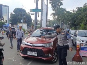 Mobil-mobil Arah Puncak Diputar Balik Petugas saat One Way Arah Jakarta