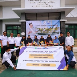 PIK2 Bagi 1000 Paket Beras di Pesantren Al-Wahdah Serang