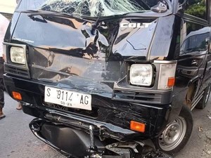 Pikap Oleng Tabrak Pembatas Jalan dan Motor, 2 Orang Luka