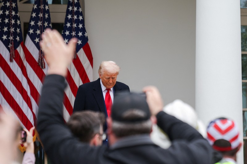 Presiden AS Donald Trump berjalan untuk menyampaikan sambutan tentang tarif di Rose Garden di Gedung Putih di Washington, D.C., AS, 2 April 2025. (REUTERS/Carlos Barria)