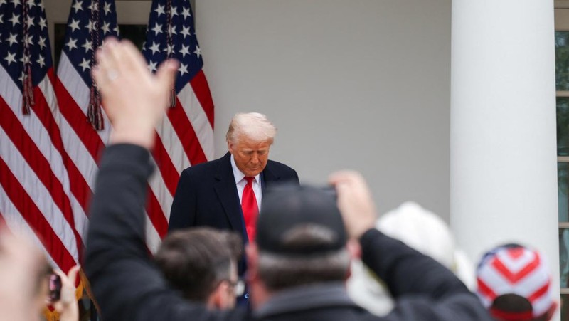 Presiden AS Donald Trump berjalan untuk menyampaikan sambutan tentang tarif di Rose Garden di Gedung Putih di Washington, D.C., AS, 2 April 2025. (REUTERS/Carlos Barria)