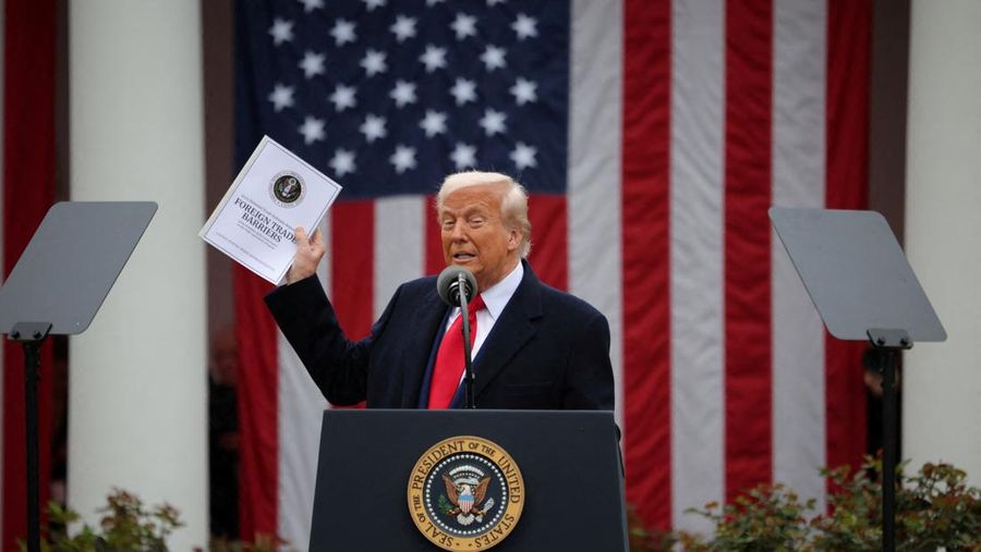 Presiden AS Donald Trump memegang dokumen 