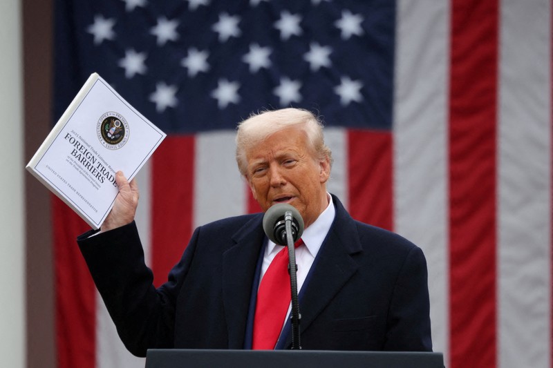 Presiden AS Donald Trump berjalan untuk menyampaikan sambutan tentang tarif di Rose Garden di Gedung Putih di Washington, D.C., AS, 2 April 2025. (REUTERS/Carlos Barria)