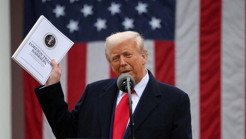 Presiden AS Donald Trump berjalan untuk menyampaikan sambutan tentang tarif di Rose Garden di Gedung Putih di Washington, D.C., AS, 2 April 2025. (REUTERS/Carlos Barria)