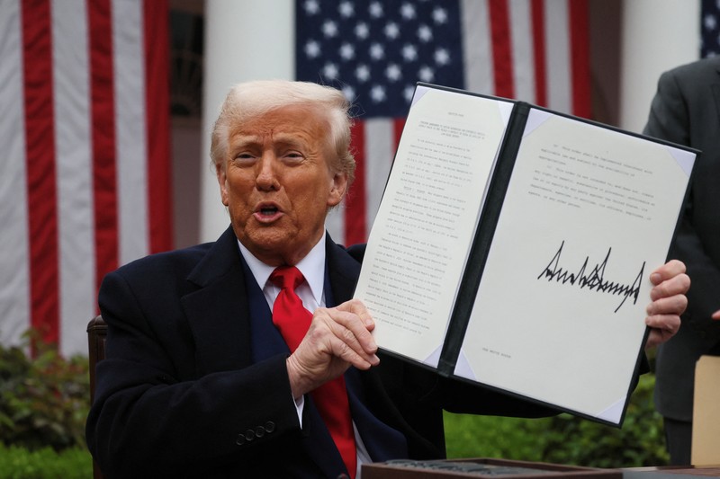 Presiden AS Donald Trump berjalan untuk menyampaikan sambutan tentang tarif di Rose Garden di Gedung Putih di Washington, D.C., AS, 2 April 2025. (REUTERS/Carlos Barria)