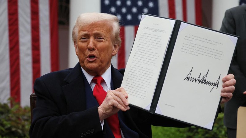 Presiden AS Donald Trump berjalan untuk menyampaikan sambutan tentang tarif di Rose Garden di Gedung Putih di Washington, D.C., AS, 2 April 2025. (REUTERS/Carlos Barria)