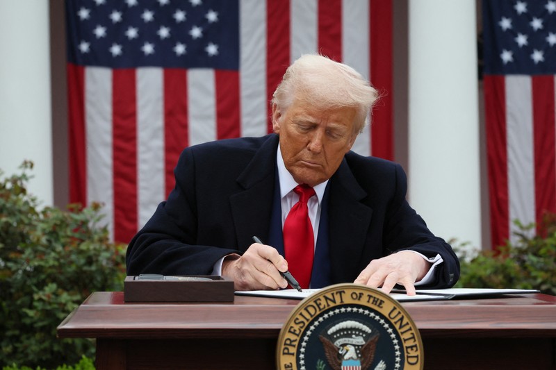 Presiden AS Donald Trump berjalan untuk menyampaikan sambutan tentang tarif di Rose Garden di Gedung Putih di Washington, D.C., AS, 2 April 2025. (REUTERS/Carlos Barria)