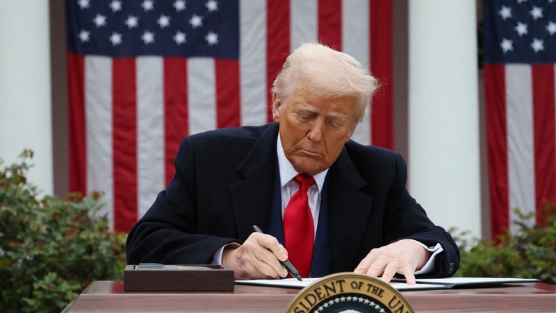 Presiden AS Donald Trump berjalan untuk menyampaikan sambutan tentang tarif di Rose Garden di Gedung Putih di Washington, D.C., AS, 2 April 2025. (REUTERS/Carlos Barria)