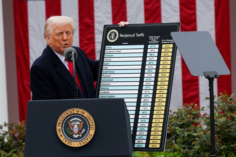 Presiden AS Donald Trump berjalan untuk menyampaikan sambutan tentang tarif di Rose Garden di Gedung Putih di Washington, D.C., AS, 2 April 2025. Presiden AS Donald Trump berjalan untuk menyampaikan sambutan tentang tarif di Rose Garden di Gedung Putih di Washington, D.C., AS, 2 April 2025. (REUTERS/Carlos Barria)