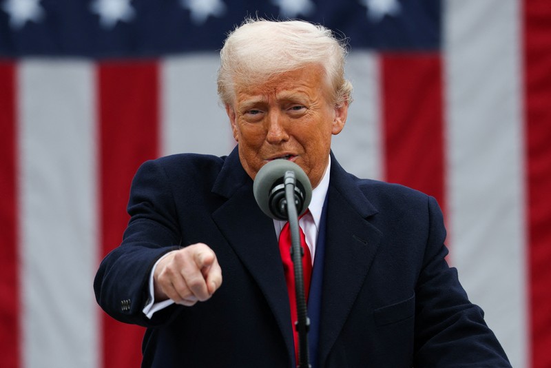 Presiden AS Donald Trump berjalan untuk menyampaikan sambutan tentang tarif di Rose Garden di Gedung Putih di Washington, D.C., AS, 2 April 2025. (REUTERS/Carlos Barria)
