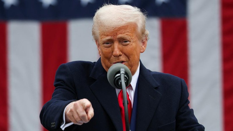 Presiden AS Donald Trump berjalan untuk menyampaikan sambutan tentang tarif di Rose Garden di Gedung Putih di Washington, D.C., AS, 2 April 2025. (REUTERS/Carlos Barria)