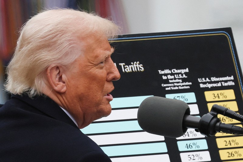 Presiden AS Donald Trump berjalan untuk menyampaikan sambutan tentang tarif di Rose Garden di Gedung Putih di Washington, D.C., AS, 2 April 2025. Presiden AS Donald Trump berjalan untuk menyampaikan sambutan tentang tarif di Rose Garden di Gedung Putih di Washington, D.C., AS, 2 April 2025. (REUTERS/Carlos Barria)