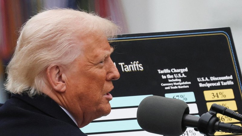 Presiden AS Donald Trump berjalan untuk menyampaikan sambutan tentang tarif di Rose Garden di Gedung Putih di Washington, D.C., AS, 2 April 2025. (REUTERS/Carlos Barria)