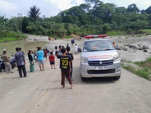 Pria Lansia di Bogor Hanyut Saat Nyeberang Sungai Air Bah Datang