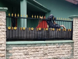 Pria Sidoarjo Ditemukan Tewas Tersangkut di Pagar Rumahnya
