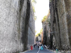 Eksotisme Tebing Tanah Barak, Favorit Wisatawan Saat Lebaran