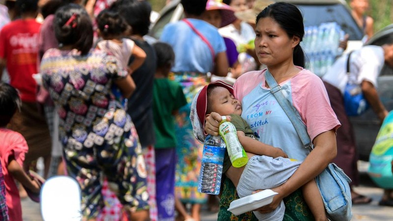 Suasana pasca gempa bumi dahsyat melanda Mandalay di Myanmar, Kamis (3/4/2025). (REUTERS/Stringer)