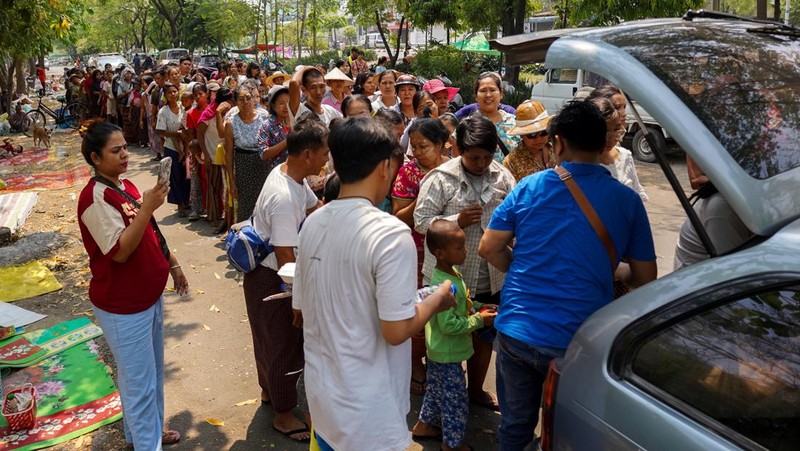 Suasana pasca gempa bumi dahsyat melanda Mandalay di Myanmar, Kamis (3/4/2025). (REUTERS/Stringer)